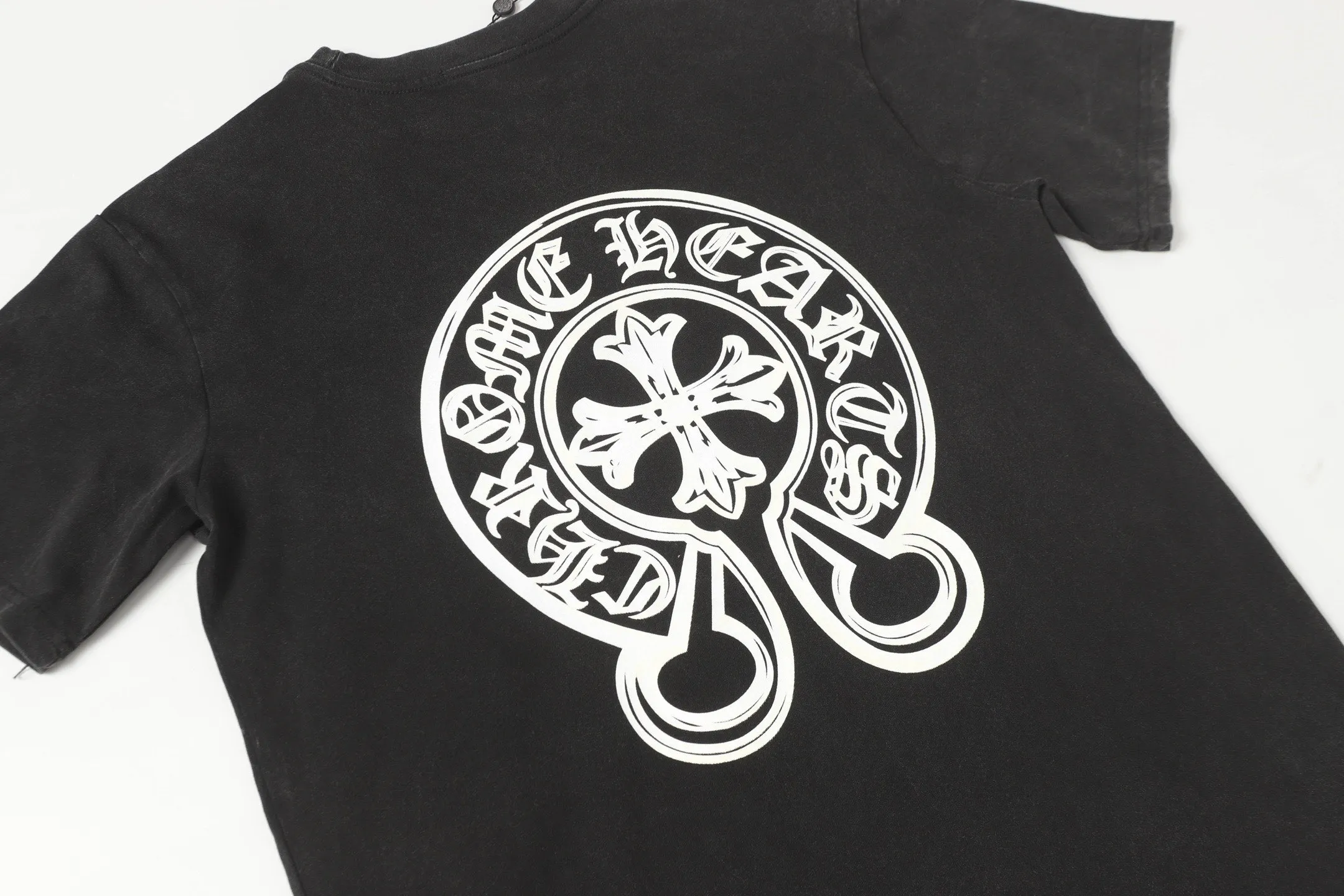 🅿️180 Chrome hearte/Chrome heart ch 25ss early spring new Sanskrit logo washed T-shirt short sleeves. A must-have item for daily commuting for men and women in light luxury. The correct version is welcome to compare. Detailed features ·280g 100% cotton double yarn jersey fabric ·Special thickened 32 pieces of double-strand 1x1 thread in the same vat ·Double-needle cross-stitch technology ·Original main mark washed hangtag COLOUR: Washed black SIZE：xs-l